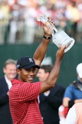 Sieger Eldrick Tiger Woods (USA) präsentiert die Tour Championship Trophy - (Icon2106327) Golf Herren The Tour Championship 2007, Fed Ex Cup, FedEx, PGA Einzelbild Atlanta Freude, Golf Herren The Tour Championship 2007, Fed Ex Cup, FedEx, PGA Einzelbild Atlanta Freude, EDITORIAL USE ONLY
