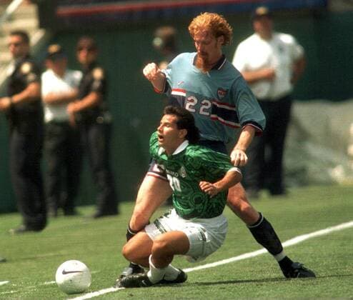 Jose Manuel Abundis (Mexiko, vorn) gegen Alexi Lalas (USA) -  (LAP9606160418020093) Fußball Länderspiel Herren US Cup 1996, Nationalmannschaft, Nationaltrikot, USA - Mexiko 2:2 Gruppe Pasadena, Los Angeles, LA, L.A. Dynamik, Kampf, Fußball Länderspiel Herren US Cup 1996, Nationalmannschaft, Nationaltrikot, USA - Mexiko 2:2 Gruppe Pasadena, Los Angeles, LA, L.A. Dynamik, Kampf,