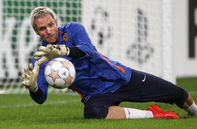 Torwart Santiago Canizares (Valencia) am Ball Fußball EC 1 Herren Champions League 2007 2008, Valencia CF, FC, Training Einzelbild Gelsenkirchen Fußball EC 1 Herren Champions League 2007 2008, Valencia CF, FC, Training Einzelbild Gelsenkirchen