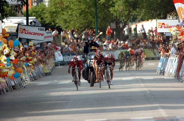 Sprintankunft auf der 16. Etappe der Vuelta 2007, u.a. Leonardo Duque (Kolumbien Cofidis, li.) -  Radsport Herren Vuelta a Espana 2007, Spanienrundfahrt, ProTour, Straßenradsport, Straße, Rad Totale 16. Etappe: Jaen - Puertollano Dynamik, Radsport Herren Vuelta a Espana 2007, Spanienrundfahrt, ProTour, Straßenradsport, Straße, Rad Totale 16. Etappe: Jaen - Puertollano Dynamik,