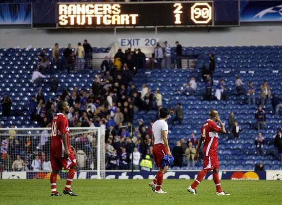Abgang Stuttgart v.li.: Cacau, Serdar Tasci und Ewerthon, hi. Die Anzeigetafel, die nach 90 Minuten eine 2:1 Niederlage gegen die Glasgow Rangers attestiert Fußball EC 1 Herren Champions League 2007 2008, Glasgow Rangers - VfB Stuttgart 2:1, Vdig Totale Ibrox Park Stadium Glasgow Enttäuschung, Fußball EC 1 Herren Champions League 2007 2008, Glasgow Rangers - VfB Stuttgart 2:1, Vdig Totale Ibrox Park Stadium Glasgow Enttäuschung,