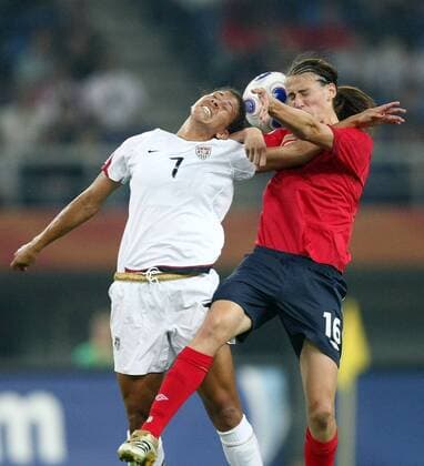 Shannon Boxx (USA, li.) gegen Jill Scott (England) - Fußball WM Damen WM 2007, Länderspiel, Nationalmannschaft, Nationaltrikot, Frauen, Frauenfußball, Viertelfinale, Gruppe Tianjin Dynamik, Kampf, Fußball WM Damen WM 2007, Länderspiel, Nationalmannschaft, Nationaltrikot, Frauen, Frauenfußball, Viertelfinale, Gruppe Tianjin Dynamik, Kampf,
