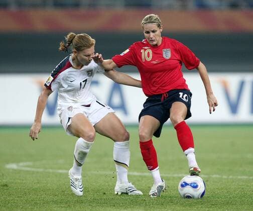 Lori Chalupny (USA, li.) gegen Kelly Smith (England) - Fußball WM Damen WM 2007, Länderspiel, Nationalmannschaft, Nationaltrikot, Frauen, Frauenfußball, Viertelfinale, Gruppe Tianjin Dynamik, Fußball WM Damen WM 2007, Länderspiel, Nationalmannschaft, Nationaltrikot, Frauen, Frauenfußball, Viertelfinale, Gruppe Tianjin Dynamik,