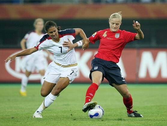 Katie Chapman (England, re.) gegen Shannon Boxx (USA) - Fußball WM Damen WM 2007, Länderspiel, Nationalmannschaft, Nationaltrikot, Frauen, Frauenfußball, Viertelfinale, Gruppe Tianjin Dynamik, Fußball WM Damen WM 2007, Länderspiel, Nationalmannschaft, Nationaltrikot, Frauen, Frauenfußball, Viertelfinale, Gruppe Tianjin Dynamik,