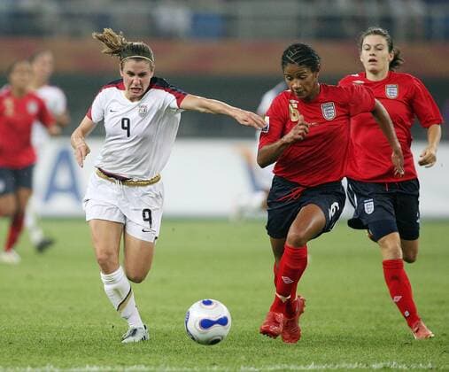 Heather O Reilly (USA, li.) gegen Mary Phillip (England, Mitte) - Fußball WM Damen WM 2007, Länderspiel, Nationalmannschaft, Nationaltrikot, Frauen, Frauenfußball, Viertelfinale, Gruppe Tianjin Dynamik, Fußball WM Damen WM 2007, Länderspiel, Nationalmannschaft, Nationaltrikot, Frauen, Frauenfußball, Viertelfinale, Gruppe Tianjin Dynamik,