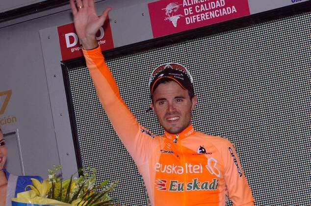Samuel Sanchez Gonzalez (Spanien Euskaltel Euskadi) bei der Siegerehrung der 19. Etappe der Vuelta a Espana 2007 - Radsport Herren Vuelta a Espana 2007, Spanienrundfahrt, ProTour, Straße, Rad, Straßenradsport Einzelbild 19. Etappe Avila - Alto de Abantos Freude, Radsport Herren Vuelta a Espana 2007, Spanienrundfahrt, ProTour, Straße, Rad, Straßenradsport Einzelbild 19. Etappe Avila - Alto de Abantos Freude,