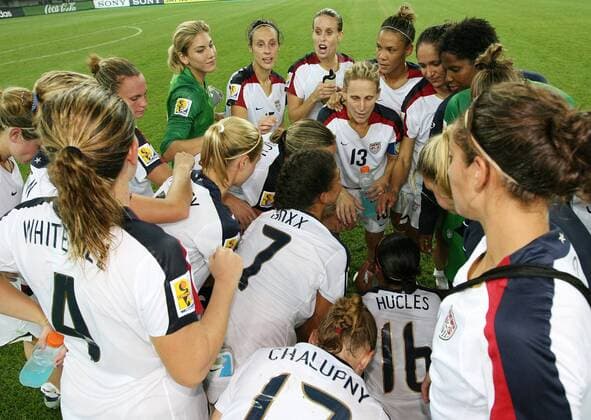 Spielerkreis USA nach dem gelungenen Halbfinaleinzug, u.a. mit Mannschaftskapitän Kristine Lilly (Mitte) - Fußball WM Damen WM 2007, Länderspiel, Nationalmannschaft, Nationaltrikot, Frauen, Frauenfußball, Viertelfinale, Totale Tianjin Harmonie, Fußball WM Damen WM 2007, Länderspiel, Nationalmannschaft, Nationaltrikot, Frauen, Frauenfußball, Viertelfinale, Totale Tianjin Harmonie,
