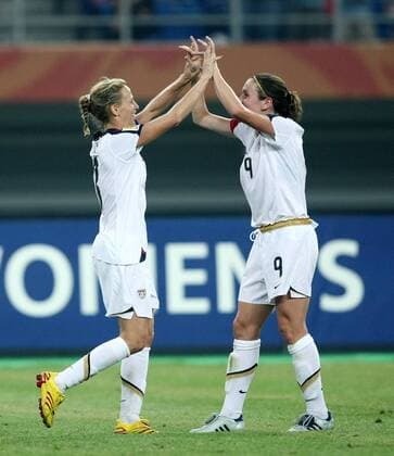 Kristine Lilly (li.) - Torjubel mit Heather O Reilly (beide USA) - Fußball WM Damen WM 2007, Länderspiel, Nationalmannschaft, Nationaltrikot, Frauen, Frauenfußball, Viertelfinale, Gruppe Tianjin Freude, Fußball WM Damen WM 2007, Länderspiel, Nationalmannschaft, Nationaltrikot, Frauen, Frauenfußball, Viertelfinale, Gruppe Tianjin Freude,
