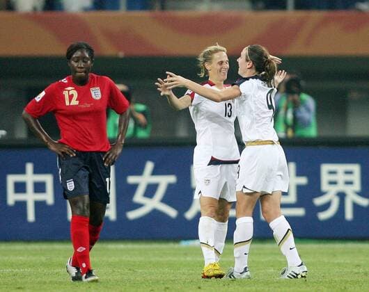 Kristine Lilly (Mitte) - Torjubel mit Heather O Reilly (beide USA, re.), daneben Anita Asante (England) - Fußball WM Damen WM 2007, Länderspiel, Nationalmannschaft, Nationaltrikot, Frauen, Frauenfußball, Viertelfinale, Gruppe Tianjin Freude, Begeisterung, Fußball WM Damen WM 2007, Länderspiel, Nationalmannschaft, Nationaltrikot, Frauen, Frauenfußball, Viertelfinale, Gruppe Tianjin Freude, Begeisterung,