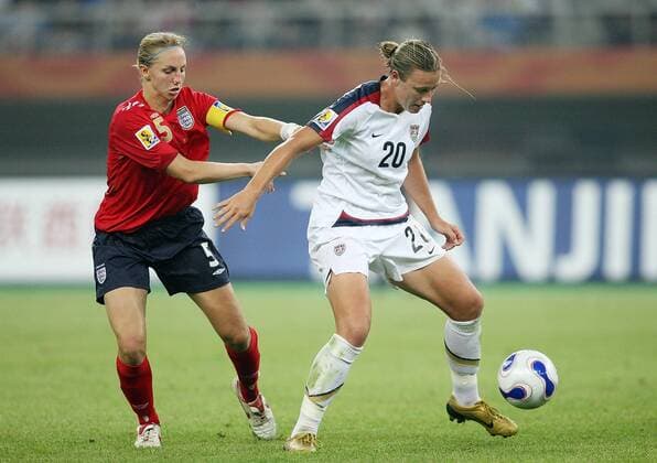 Abby Wambach (USA, re.) gegen Faye White (England) - Fußball WM Damen WM 2007, Länderspiel, Nationalmannschaft, Nationaltrikot, Frauen, Frauenfußball, Viertelfinale, Gruppe Tianjin Dynamik, Fußball WM Damen WM 2007, Länderspiel, Nationalmannschaft, Nationaltrikot, Frauen, Frauenfußball, Viertelfinale, Gruppe Tianjin Dynamik,