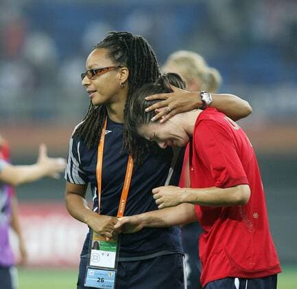Karen Carney (England) wird von Nationaltrainerin Hope Powell (England) getröstet - Fußball WM Damen WM 2007, Länderspiel, Nationalmannschaft, Nationaltrikot, Frauen, Frauenfußball, Viertelfinale, Gruppe Tianjin Fußball WM Damen WM 2007, Länderspiel, Nationalmannschaft, Nationaltrikot, Frauen, Frauenfußball, Viertelfinale, Gruppe Tianjin