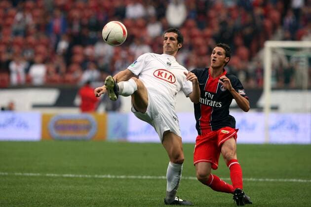Johan Micoud (Bordeaux, li.) gegen Jeremy Clement (Paris St. Germain) -  Fußball Herren Ligue 1 2007 2008, 1. Französische Liga, Paris Saint Germain - Girondins de Bordeaux 0:2, PSG Gruppe Paris Dynamik, Fußball Herren Ligue 1 2007 2008, 1. Französische Liga, Paris Saint Germain - Girondins de Bordeaux 0:2, PSG Gruppe Paris Dynamik, 