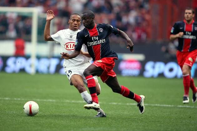 Amara Diane (Paris St. Germain, re.) gegen Jussie (Bordeaux) -  Fußball Herren Ligue 1 2007 2008, 1. Französische Liga, Paris Saint Germain - Girondins de Bordeaux 0:2, PSG Gruppe Paris Dynamik, Fußball Herren Ligue 1 2007 2008, 1. Französische Liga, Paris Saint Germain - Girondins de Bordeaux 0:2, PSG Gruppe Paris Dynamik, 