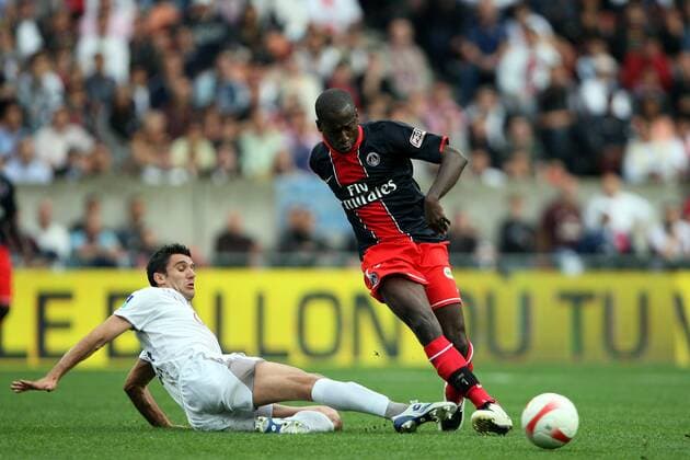 Amara Diane (Paris St. Germain, re.) gegen Fernando (Bordeaux) -  Fußball Herren Ligue 1 2007 2008, 1. Französische Liga, Paris Saint Germain - Girondins de Bordeaux 0:2, PSG Gruppe Paris Dynamik, Fußball Herren Ligue 1 2007 2008, 1. Französische Liga, Paris Saint Germain - Girondins de Bordeaux 0:2, PSG Gruppe Paris Dynamik, 
