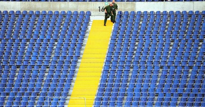 Zwei Polizisten in der leeren Frankfurter Commerzbank Arena Fußball 1. BL Herren Saison 2007 2008, Eintracht Frankfurt, Polizeieinsatz Polizei Polizist, Stadionsicherheit Vdig Totale CommerzbankArena Commerzbank Arena Frankfurt M. Stadion Fußballstadion Leere, Fußball 1. BL Herren Saison 2007 2008, Eintracht Frankfurt, Polizeieinsatz Polizei Polizist, Stadionsicherheit Vdig Totale CommerzbankArena Commerzbank Arena Frankfurt M. Stadion Fußballstadion Leere,