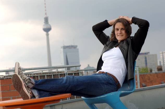 Torfrau Nadine Angerer (Turbine Potsdam Deutschland) auf dem Dach ihrer Berliner Wohnung Fußball 1. BL Damen Saison 2007 2008, Fotoshooting, Nationalteam, 1. FFC Turbine Potsdam, Frauen, Frauenfußball Einzelbild Berlin Fußball 1. BL Damen Saison 2007 2008, Fotoshooting, Nationalteam, 1. FFC Turbine Potsdam, Frauen, Frauenfußball Einzelbild Berlin