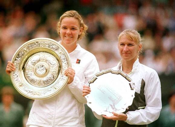Lindsay Davenport (USA, li.), Wimbledon Siegerin 1999, neben der Zweitplazierten Steffi Graf (Deutschland) während der Siegerehrung Tennis Damen All England Championships 1999, Grand Slam, WTA Tour, Finale, Endspiel, Gruppe Wimbledon London Tennis Damen All England Championships 1999, Grand Slam, WTA Tour, Finale, Endspiel, Gruppe Wimbledon London