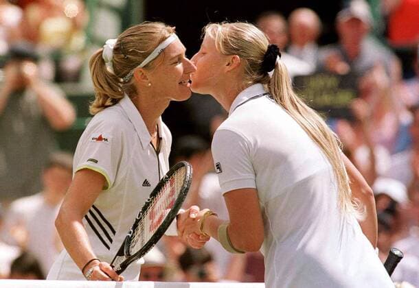 Mirjana Lucic (Kroatien, re.) gratuliert Steffi Graf (Deutschland) Tennis Damen All England Championships 1999, Grand Slam, WTA Tour, Gruppe Wimbledon London Tennis Damen All England Championships 1999, Grand Slam, WTA Tour, Gruppe Wimbledon London