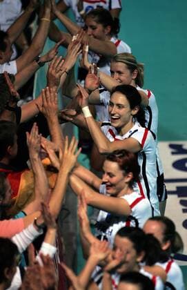 Deutschland klatscht mit den Fans ab, u.a. Christiane Fürst (Mitte) -  Volleyball EM Damen EM 2007, Nationalteam, Nationaltrikot, Länderspiel Gruppe Charleroi Freude, Volleyball EM Damen EM 2007, Nationalteam, Nationaltrikot, Länderspiel Gruppe Charleroi Freude,