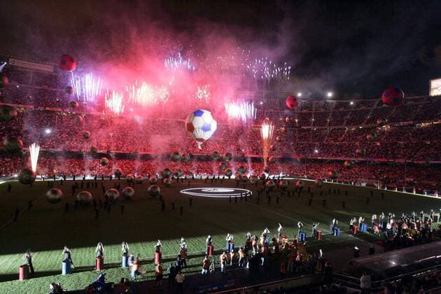 Fußball, Stadiongeschichte FC Barcelona Der FC Barcelona begeht das 50 jährige Bestehen seines Stadions Nou Camp mit einem spektakulären Feuerwerk und einer Fußballchoreografie auf dem Rasen -  NOxONLINExUSE Fußball Herren Primera Division 2007 2008, 1. Spanische Liga, FC Barcelona Jubiläum Geburtstag Stadionjubiläum Vdig Totale Nou Camp Choreografie, Barca, Barcelona Fußball Herren Primera Division 2007 2008, 1. Spanische Liga, FC Barcelona Jubiläum Geburtstag Stadionjubiläum Vdig Totale Nou Camp Choreografie, Barca, Barcelona