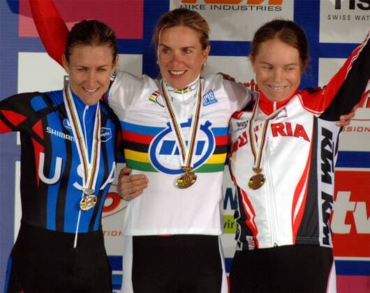 Siegerehrung Weltmeisterschaft im Einzelzeitfahren 2007: Weltmeisterin Hanka Kupfernagel (Deutschland, Mitte), Kristin Armstrong (USA, li.) und Christiane Soeder (Österreich) Radsport WM Damen WM 2007, Straßenradsport, Straße, Rad, Zeitfahren, Einzelzeitfahren, Nationaltrikot Gruppe Stuttgart Radsport WM Damen WM 2007, Straßenradsport, Straße, Rad, Zeitfahren, Einzelzeitfahren, Nationaltrikot Gruppe Stuttgart