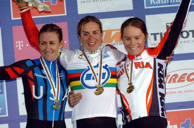 Siegerehrung Weltmeisterschaft im Einzelzeitfahren 2007: Weltmeisterin Hanka Kupfernagel (Deutschland, Mitte), Kristin Armstrong (USA, li.) und Christiane Söder (Österreich) - Radsport WM Damen WM 2007, Straßenradsport, Straße, Rad, Nationaltrikot, Zeitfahren, Einzelzeitfahren Gruppe Stuttgart Radsport WM Damen WM 2007, Straßenradsport, Straße, Rad, Nationaltrikot, Zeitfahren, Einzelzeitfahren Gruppe Stuttgart