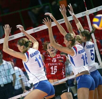 Angelina Grün (Deutschland, hi.) im Duell gegen den russischen Block - Volleyball EM Damen EM 2007, Nationalteam, Länderspiel, Nationaltrikot, Deutschland - Rußland Gruppe Charleroi Dynamik, Volleyball EM Damen EM 2007, Nationalteam, Länderspiel, Nationaltrikot, Deutschland - Rußland Gruppe Charleroi Dynamik,