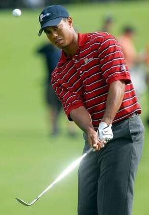 Eldrick Tiger Woods (USA) - Chip -  (MON20070926304) Golf Herren The Presidents Cup 2007, President s, PGA Tour, Training, practice round Einzelbild Montreal Golf Herren The Presidents Cup 2007, President s, PGA Tour, Training, practice round Einzelbild Montreal