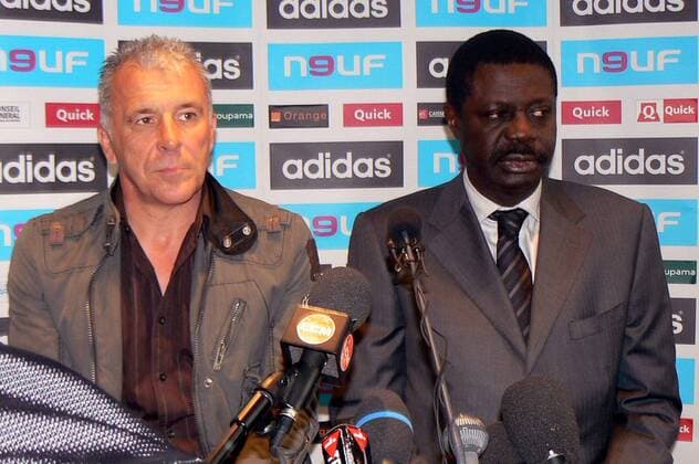 Erik Gerets wird während einer Pressekonferenz als neuer Trainer bei Olympique Marseille von Präsident Pape Diouf vorgestellt -  (pan22461) Fußball Herren Ligue 1 2007 2007, 1. Französische Liga, Olympique Marseille, OM Gruppe Marseille Fußball Herren Ligue 1 2007 2007, 1. Französische Liga, Olympique Marseille, OM Gruppe Marseille 