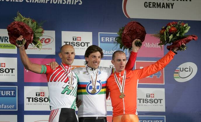 Siegerehrung WM 2007 - Einzelzeitfahren - Weltmeister Fabian Cancellara (Schweiz CSC, Mitte) gewinnt vor Laszlo Bodrogi (Ungarn Credit Agricole) und Stef Clement (Niederlande Bouygues Telecom) Radsport WM Herren WM 2007, Straßenradsport, Straße, Rad, Zeitfahren, Einzelzeitfahren Gruppe Stuttgart Radsport WM Herren WM 2007, Straßenradsport, Straße, Rad, Zeitfahren, Einzelzeitfahren Gruppe Stuttgart