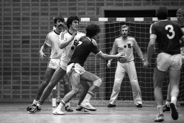 Manfred Freisler (BR Deutschland, 2. v. li.) gegen Morten Christenasen (Dänemark), li. Heiner Brand, hi. Torwart Rainer Niemeier (beide BR Deutschland) Handball Länderspiel Herren Vier Länder Turnier 1978, Vierländerturnier, 4 Nationen, Viernationenturnier, BRD - Dänemark Gruppe Hannover Dynamik, Kampf, Handball Länderspiel Herren Vier Länder Turnier 1978, Vierländerturnier, 4 Nationen, Viernationenturnier, BRD - Dänemark Gruppe Hannover Dynamik, Kampf,