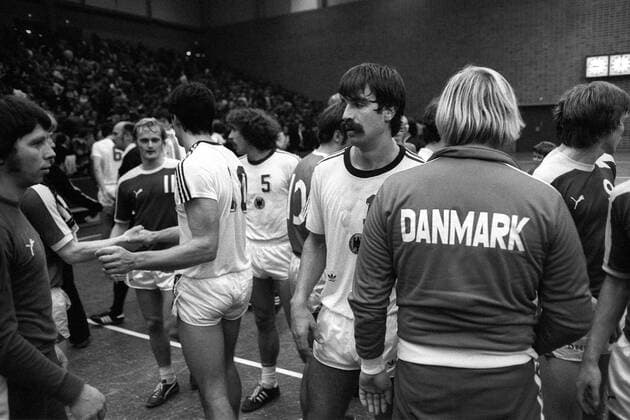 Heiner Brand (Mitte), Claus Fey (10) und Dieter Waltke (5, alle BR Deutschland) nach dem Spiel gegen Dänemark Handball Länderspiel Herren Vier Länder Turnier 1978, Vierländerturnier, 4 Nationen, Viernationenturnier, BRD - Dänemark Gruppe Hannover Handball Länderspiel Herren Vier Länder Turnier 1978, Vierländerturnier, 4 Nationen, Viernationenturnier, BRD - Dänemark Gruppe Hannover