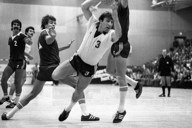 Claus Hormel (TV Großwallstadt, vorn) setzt sich durch, daneben Heiner Brand (li.) und Joachim Deckarm (2. v. li., beide VfL Gummersbach) Handball 1. BL Herren Saison 1978 1979, VfL Gummersbach - TV Großwallstadt 11:11 Gruppe Gummersbach Dynamik, Handball 1. BL Herren Saison 1978 1979, VfL Gummersbach - TV Großwallstadt 11:11 Gruppe Gummersbach Dynamik,