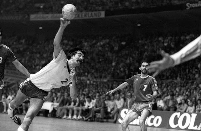 Heiner Brand (VfL Gummersbach, li.) - Torwurf Handball EC 2 Herren Europapokal der Pokalsieger 1977 1978, Europacup, Finale, VfL Gummersbach - RK Zeleznicar Nis 15:13 Gruppe Dortmund Dynamik, Handball EC 2 Herren Europapokal der Pokalsieger 1977 1978, Europacup, Finale, VfL Gummersbach - RK Zeleznicar Nis 15:13 Gruppe Dortmund Dynamik,
