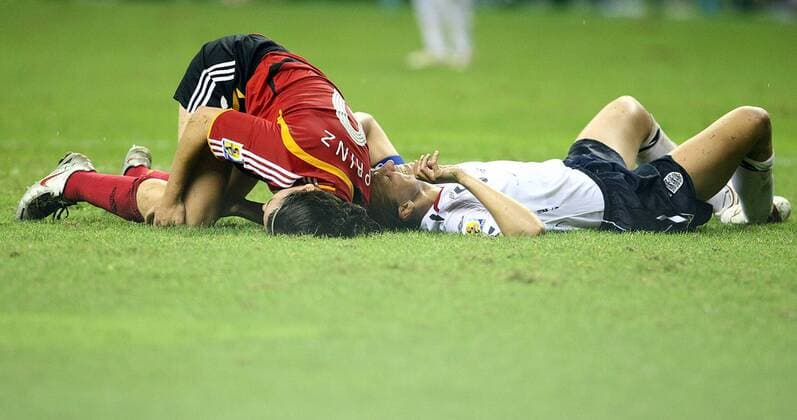 Birgit Prinz (Deutschland, li.) und Faye White (England) liegen nach einem Zweikampf am Boden - Fußball Länderspiel Damen WM 2007, Frauenfußball, Frauen, Nationalteam, Nationaltrikot, Gruppe A, Deutschland - England 0:0 Gruppe Shanghai Fußball Länderspiel Damen WM 2007, Frauenfußball, Frauen, Nationalteam, Nationaltrikot, Gruppe A, Deutschland - England 0:0 Gruppe Shanghai