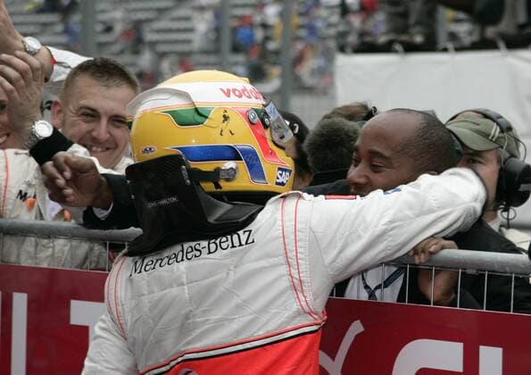 Lewis Hamilton (McLaren Mercedes) jubelt mit Vater und Manager Anthony Hamilton (beide England) über die Pole Position beim GP Japan 2007 Motorsport Grand Prix Herren Großer Preis von Japan 2007, Formel 1 Weltmeisterschaft, F1, F, GP, WM, Qualifying Gruppe Fuji Freude, Motorsport Grand Prix Herren Großer Preis von Japan 2007, Formel 1 Weltmeisterschaft, F1, F, GP, WM, Qualifying Gruppe Fuji Freude,