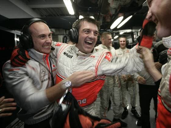 McLaren Mercedes Crew jubelt über die Plätze 1 und 2 nach dem Qualifying beim GP Japan 2007 Motorsport Grand Prix Herren Großer Preis von Japan 2007, Formel 1 Weltmeisterschaft, F1, F, GP, WM, Qualifying Gruppe Fuji Glück, Freude, Begeisterung, Motorsport Grand Prix Herren Großer Preis von Japan 2007, Formel 1 Weltmeisterschaft, F1, F, GP, WM, Qualifying Gruppe Fuji Glück, Freude, Begeisterung,