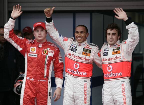 Lewis Hamilton (England, Mitte) gewinnt das Qualifying vor Fernando Alonso (Spanien beide McLaren Mercedes, re.) und Kimi Räikkönen (Finnland Ferrari) im Rahmen des GP Japan 2007 Motorsport Grand Prix Herren Großer Preis von Japan 2007, Formel 1 Weltmeisterschaft, F1, F, GP, WM, Qualifying Gruppe Fuji Freude, Motorsport Grand Prix Herren Großer Preis von Japan 2007, Formel 1 Weltmeisterschaft, F1, F, GP, WM, Qualifying Gruppe Fuji Freude,