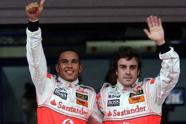 Lewis Hamilton (England, li.) und Fernando Alonso (Spanien beide McLaren Mercedes) auf den Plätzen 1 und 2 nach dem Qualifying des GP Japan 2007 -  Motorsport Grand Prix Herren Großer Preis von Japan 2007, Formel 1 Weltmeisterschaft, F1, F, GP, WM, Qualifying Gruppe Fuji Freude, Motorsport Grand Prix Herren Großer Preis von Japan 2007, Formel 1 Weltmeisterschaft, F1, F, GP, WM, Qualifying Gruppe Fuji Freude,