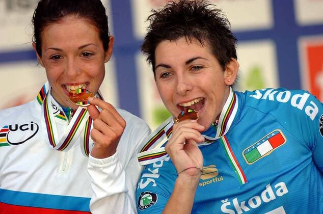 Marta Bastianelli (li.) - Weltmeisterin 2007 und die drittplatzierte Giorgia Bronzini (beide Italien) auf dem Podium - Radsport WM Damen WM 2007, Straßenradsport, Straße, Rad, Nationaltrikot Gruppe Stuttgart Freude, Radsport WM Damen WM 2007, Straßenradsport, Straße, Rad, Nationaltrikot Gruppe Stuttgart Freude,