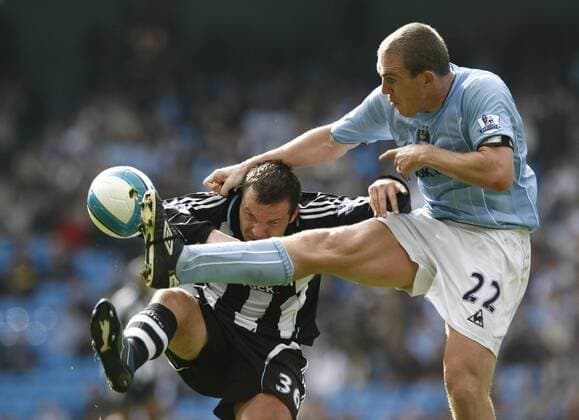 Richard Dunne (Manchester City, re.) gegen Mark Viduka (Newcastle) - EDITORIAL USE ONLY. No use with unauthorised audio, video, data, fixture lists, club league logos or live services. Online in-match use limited to 120 images, no video emulation. No use in betting, games or single club league player publications. Fußball Herren English Premier League 2007 2008, 1. Englische Liga, Manchester City - Newcastle United 3:1 Gruppe Manchester Dynamik, Kampf, Fußball Herren English Premier League 2007 2008, 1. Englische Liga, Manchester City - Newcastle United 3:1 Gruppe Manchester Dynamik, Kampf,