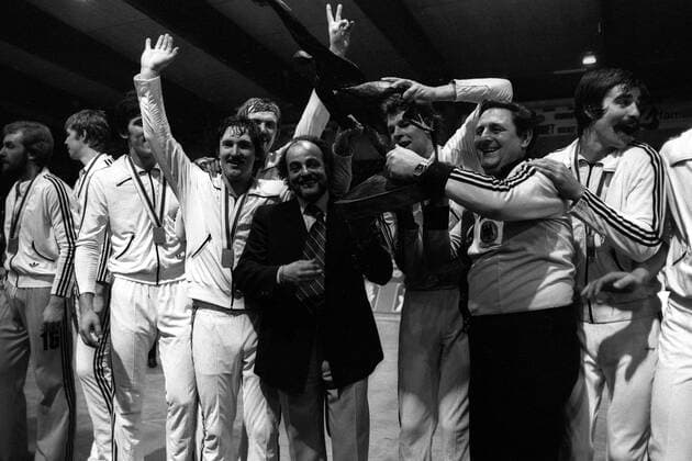 Weltmeister BR Deutschland, v. re.: Heiner Brand, Handballwart Heinz Jacobsen, Joachim Deckarm, Bundestrainer Vlado Stenzel, Horst Spengler, Kurt Klühspies (verdeckt), Manfred Freisler, Erhard Wunderlich Handball WM Herren Weltmeisterschaft 1978, Länderspiel, Nationalteam, Finale, BRD Gruppe Kopenhagen Freude, Begeisterung, Handball WM Herren Weltmeisterschaft 1978, Länderspiel, Nationalteam, Finale, BRD Gruppe Kopenhagen Freude, Begeisterung,