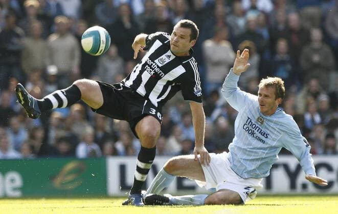 Mark Viduka (Newcastle, li.) gegen Dietmar Hamann (Manchester City) - EDITORIAL USE ONLY. No use with unauthorised audio, video, data, fixture lists, club league logos or live services. Online in-match use limited to 120 images, no video emulation. No use in betting, games or single club league player publications. Fußball Herren English Premier League 2007 2008, 1. Englische Liga, Manchester City - Newcastle United 3:1 Gruppe Manchester Dynamik, Kampf, Fußball Herren English Premier League 2007 2008, 1. Englische Liga, Manchester City - Newcastle United 3:1 Gruppe Manchester Dynamik, Kampf,