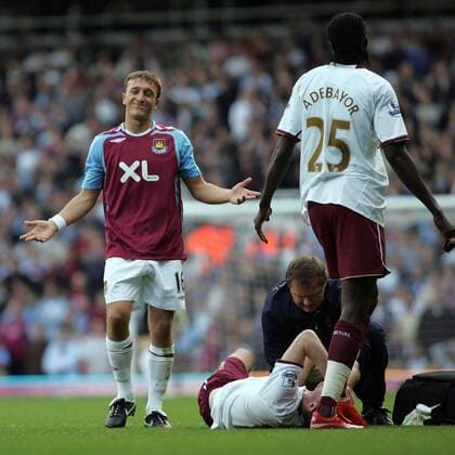 Mark Noble (West Ham, li.) gibt sich Emmanuel Adebayor (re.) gegenüber unschuldig, nachdem er Aliaksandr Hleb (beide Arsenal) verletzt hat - EDITORIAL USE ONLY. No use with unauthorised audio, video, data, fixture lists, club league logos or live services. Online in-match use limited to 120 images, no video emulation. No use in betting, games or single club league player publications. Fußball Herren English Premier League 2007 2008, 1. Englische Liga, West Ham United - Arsenal FC London Gruppe London Fußball Herren English Premier League 2007 2008, 1. Englische Liga, West Ham United - Arsenal FC London Gruppe London