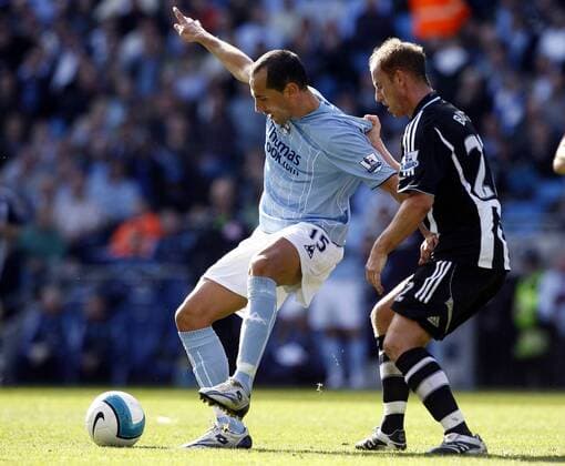 Martin Petrov (Manchester City, li.) gegen Nicky Butt (Newcastle) - EDITORIAL USE ONLY. No use with unauthorised audio, video, data, fixture lists, club league logos or live services. Online in-match use limited to 120 images, no video emulation. No use in betting, games or single club league player publications. Fußball Herren English Premier League 2007 2008, 1. Englische Liga, Manchester City - Newcastle United Gruppe Manchester Fußball Herren English Premier League 2007 2008, 1. Englische Liga, Manchester City - Newcastle United Gruppe Manchester