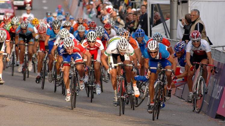 Zielankunft mit Sturz beim U23 Straßenrennen während der WM 2007: Weltmeister Peter Velits (Slowakei, 2.v.re.) gewinnt vor Wesley Sulzberger (Australien, 3.v.re.) und Jonathan Bellis (Großbritannien, li.) Radsport WM Herren U23 WM 2007, U 23, Junioren, Nationaltrikot, Straßenradsport, Straße, Rad, Straßenrennen Totale Stuttgart Dynamik, Radsport WM Herren U23 WM 2007, U 23, Junioren, Nationaltrikot, Straßenradsport, Straße, Rad, Straßenrennen Totale Stuttgart Dynamik,