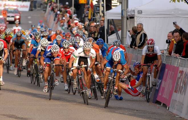 Zielankunft mit Sturz beim U23 Straßenrennen während der WM 2007: Weltmeister Peter Velits (Slowakei, 2.v.re.) gewinnt vor Wesley Sulzberger (Australien, 3.v.re.) und Jonathan Bellis (Großbritannien, li.) Radsport WM Herren U23 WM 2007, U 23, Junioren, Nationaltrikot, Straßenradsport, Straße, Rad, Straßenrennen Totale Stuttgart Dynamik, Radsport WM Herren U23 WM 2007, U 23, Junioren, Nationaltrikot, Straßenradsport, Straße, Rad, Straßenrennen Totale Stuttgart Dynamik,