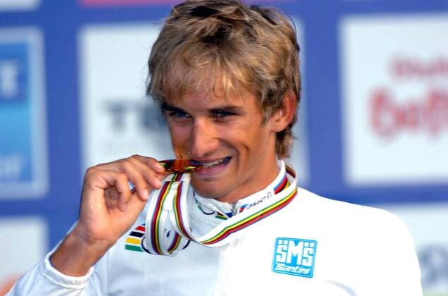 Peter Velits (Slowakei) - U23 Weltmeister 2007 - prüft seine Goldmedaille auf ihre Echtheit - Radsport WM Herren U23 WM 2007, U 23, Junioren, Nationaltrikot, Straßenradsport, Straße, Rad, Straßenrennen Porträt Stuttgart Freude, Radsport WM Herren U23 WM 2007, U 23, Junioren, Nationaltrikot, Straßenradsport, Straße, Rad, Straßenrennen Porträt Stuttgart Freude,