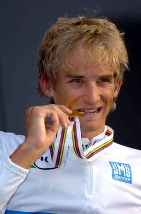 Peter Velits (Slowakei) - U23 Weltmeister 2007 - prüft seine Goldmedaille auf ihre Echtheit - Radsport WM Herren U23 WM 2007, U 23, Junioren, Nationaltrikot, Straßenradsport, Straße, Rad, Straßenrennen Porträt Stuttgart Freude, Radsport WM Herren U23 WM 2007, U 23, Junioren, Nationaltrikot, Straßenradsport, Straße, Rad, Straßenrennen Porträt Stuttgart Freude,