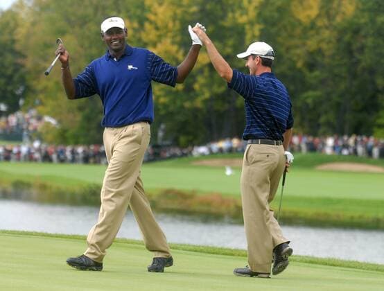 Vijay Singh (Fidschi Inseln, li.) und Mike Weir (Kanada beide Team International) jubeln -  (MON20070929324) Golf Herren The Presidents Cup 2007, President s, PGA Tour Gruppe Montreal Freude, Golf Herren The Presidents Cup 2007, President s, PGA Tour Gruppe Montreal Freude,
